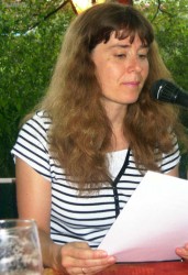Silvia Hlavin, Teilnehmerin des Literaturpreises, liest aus ihrem Text